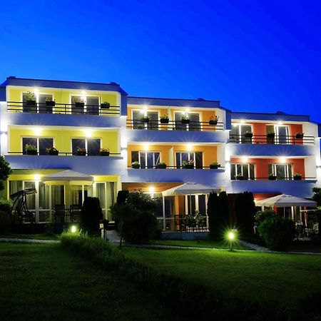 Stayinn Rainbow Houses Beachfront By Asteri Hotels Pantai Sunny Bagian luar foto