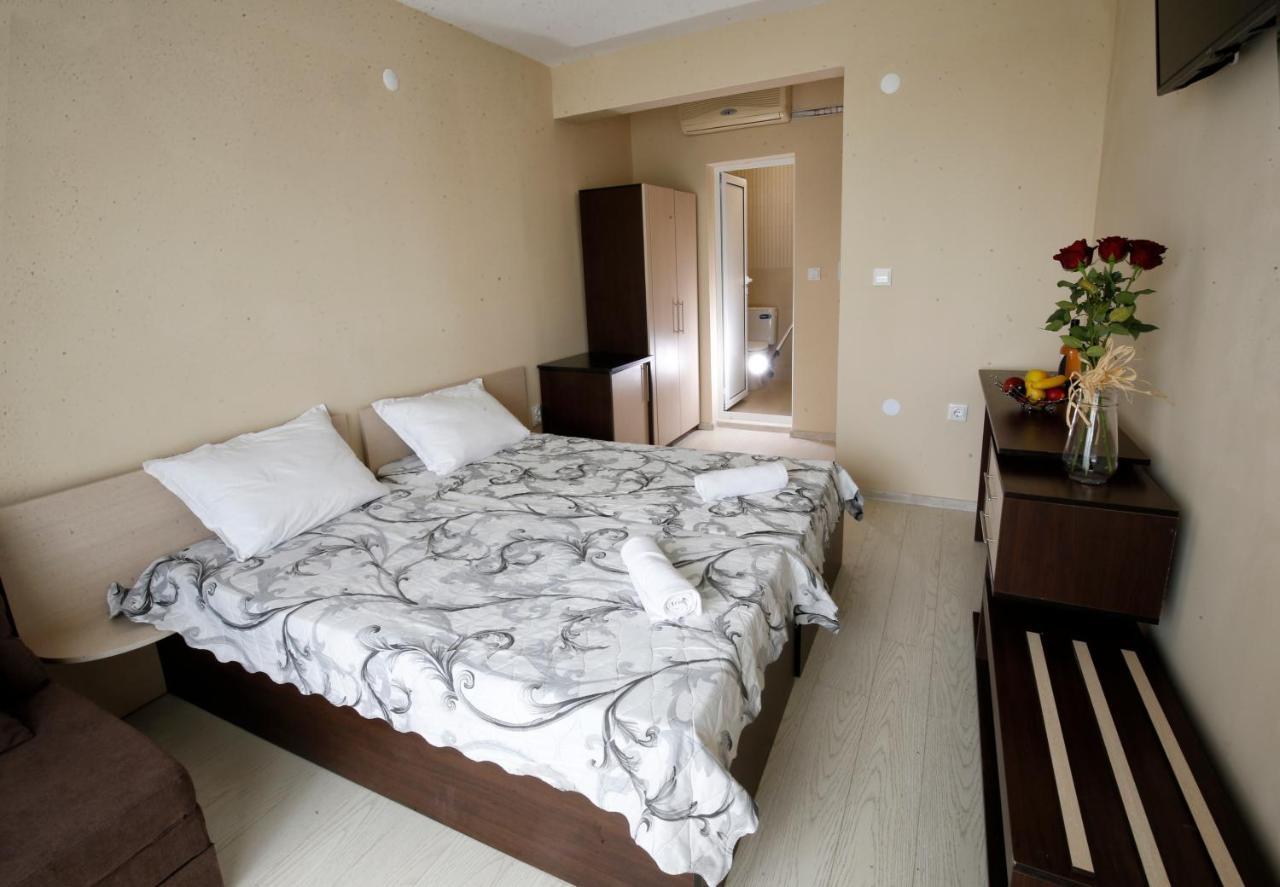 Stayinn Rainbow Houses Beachfront By Asteri Hotels Pantai Sunny Bagian luar foto