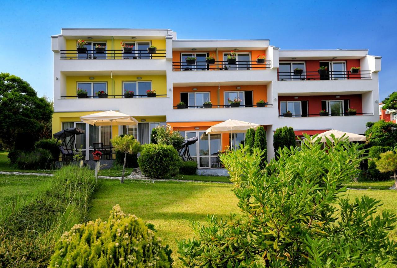 Stayinn Rainbow Houses Beachfront By Asteri Hotels Pantai Sunny Bagian luar foto