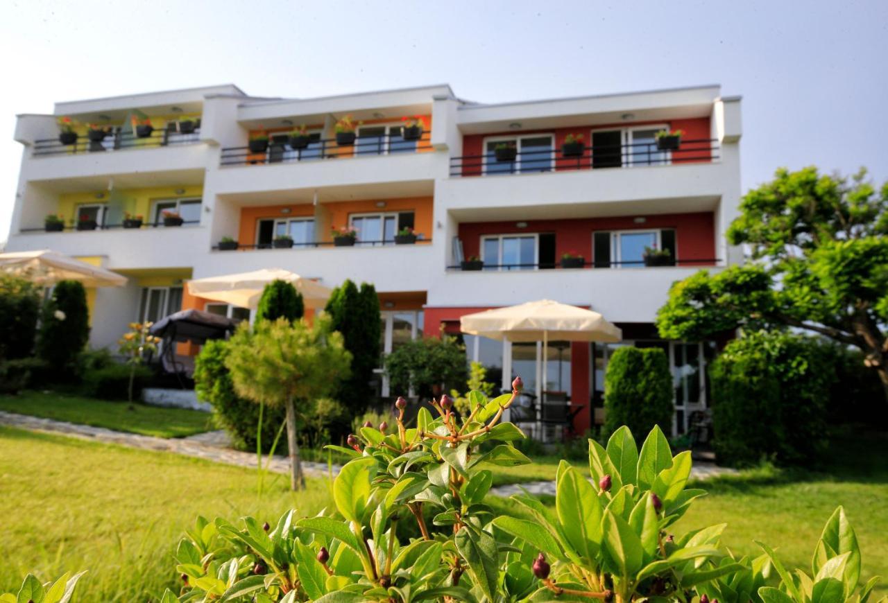 Stayinn Rainbow Houses Beachfront By Asteri Hotels Pantai Sunny Bagian luar foto