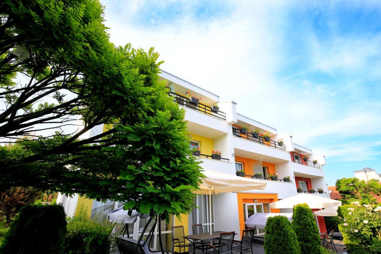 Stayinn Rainbow Houses Beachfront By Asteri Hotels Pantai Sunny Bagian luar foto