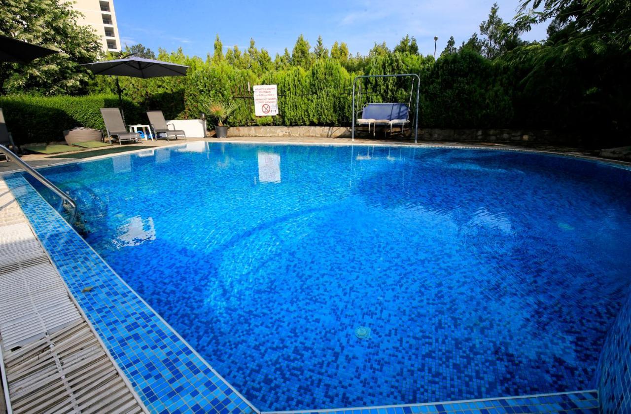Stayinn Rainbow Houses Beachfront By Asteri Hotels Pantai Sunny Bagian luar foto