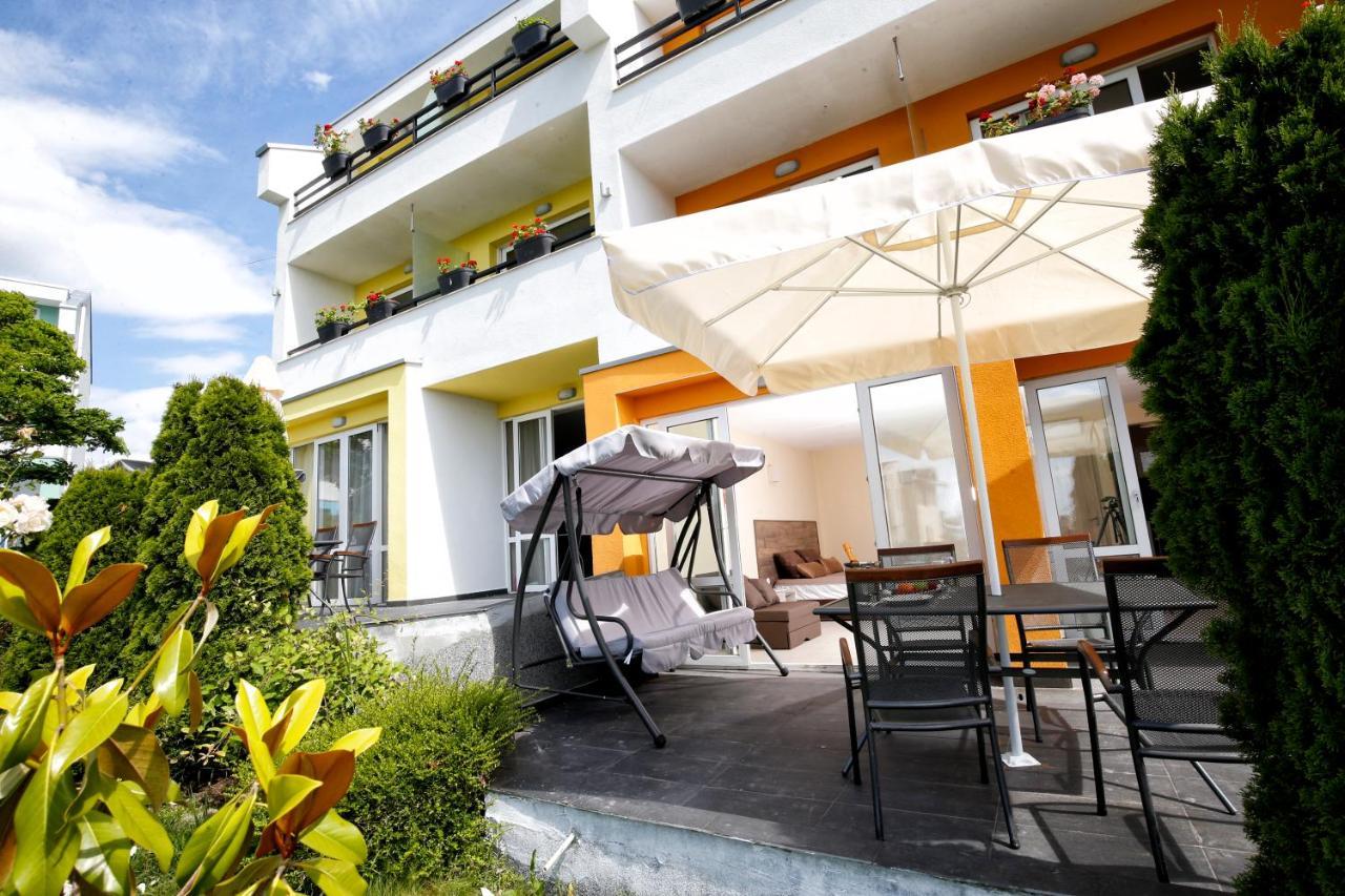 Stayinn Rainbow Houses Beachfront By Asteri Hotels Pantai Sunny Bagian luar foto
