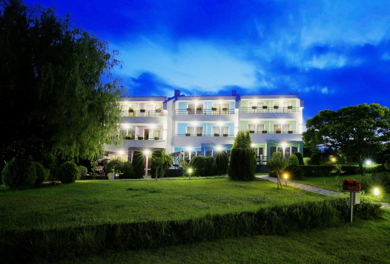 Stayinn Rainbow Houses Beachfront By Asteri Hotels Pantai Sunny Bagian luar foto