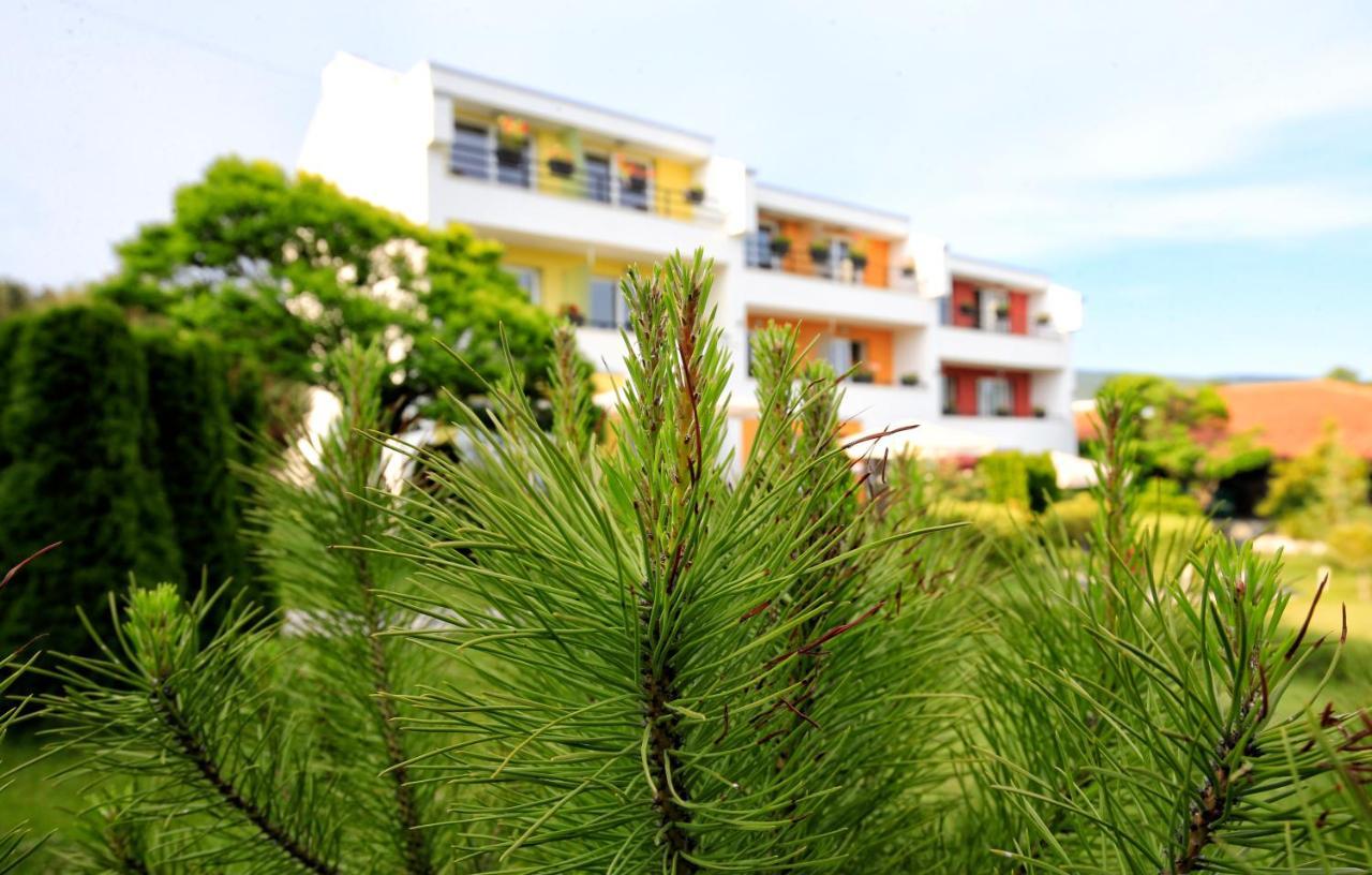 Stayinn Rainbow Houses Beachfront By Asteri Hotels Pantai Sunny Bagian luar foto