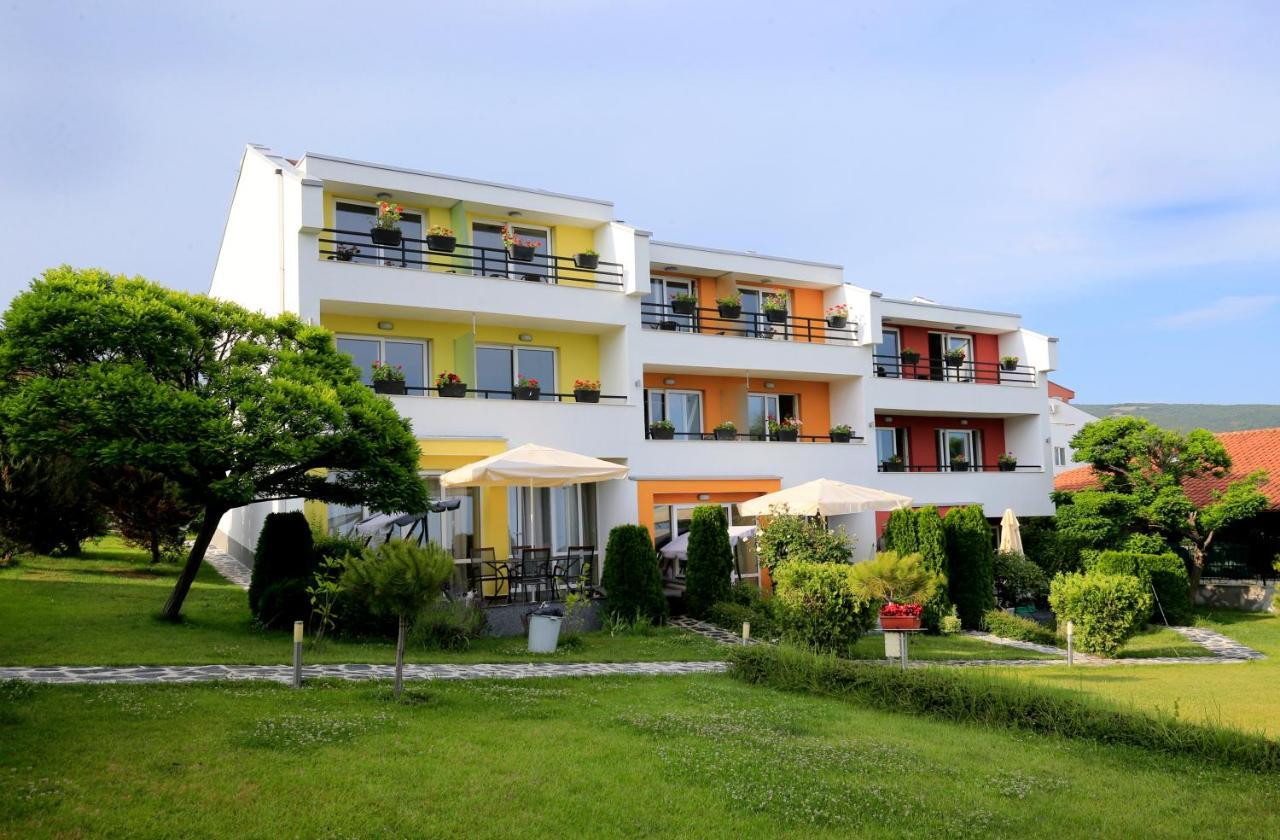 Stayinn Rainbow Houses Beachfront By Asteri Hotels Pantai Sunny Bagian luar foto