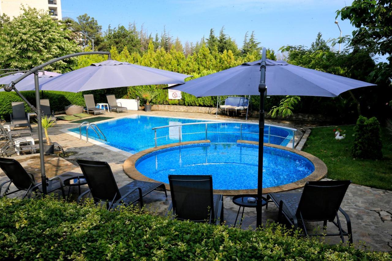 Stayinn Rainbow Houses Beachfront By Asteri Hotels Pantai Sunny Bagian luar foto
