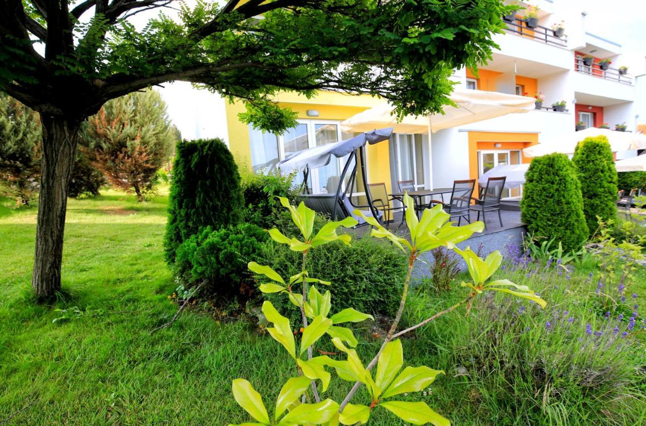 Stayinn Rainbow Houses Beachfront By Asteri Hotels Pantai Sunny Bagian luar foto