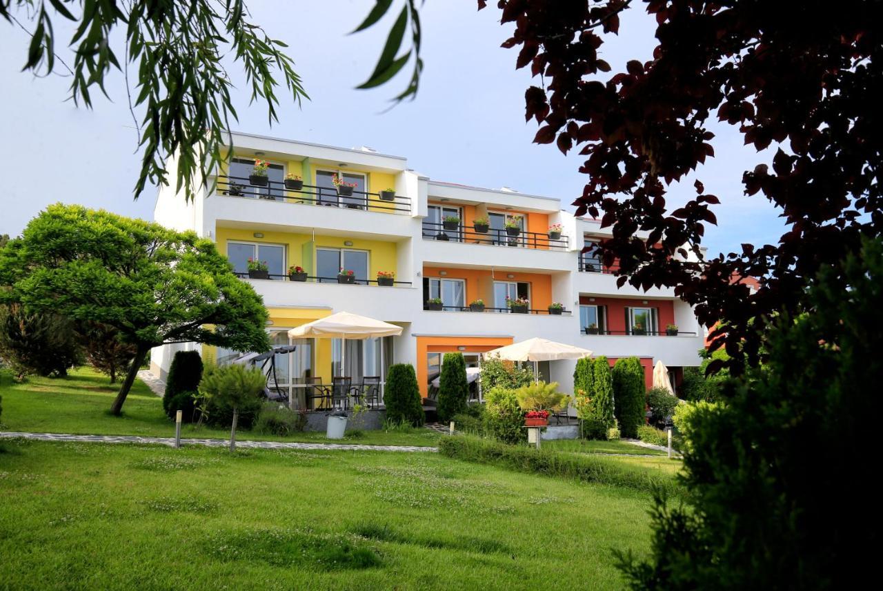 Stayinn Rainbow Houses Beachfront By Asteri Hotels Pantai Sunny Bagian luar foto