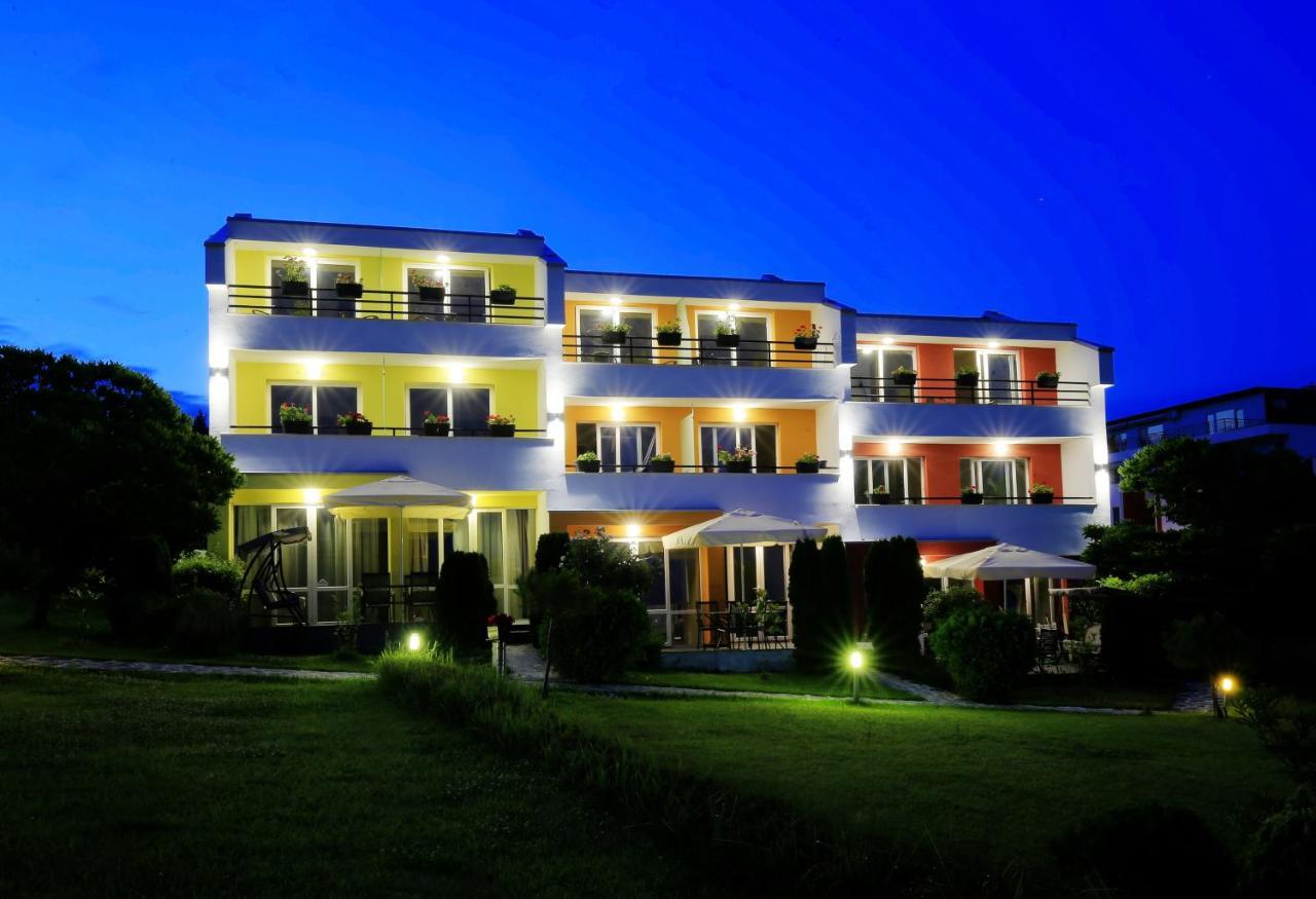 Stayinn Rainbow Houses Beachfront By Asteri Hotels Pantai Sunny Bagian luar foto
