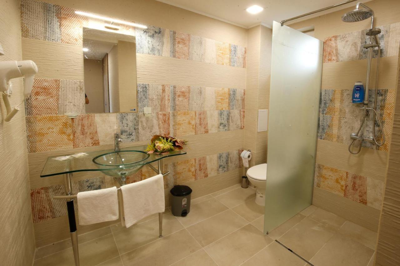 Stayinn Rainbow Houses Beachfront By Asteri Hotels Pantai Sunny Bagian luar foto