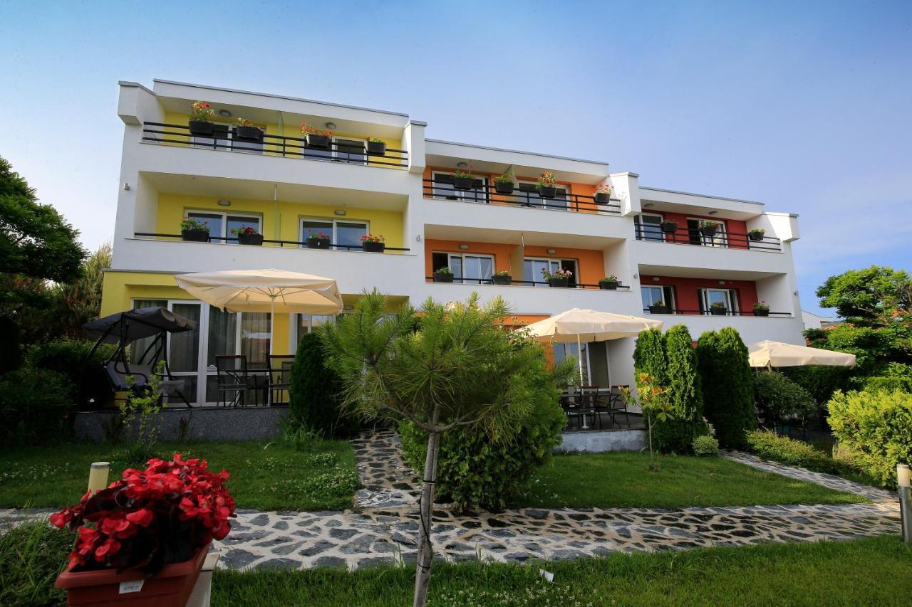 Stayinn Rainbow Houses Beachfront By Asteri Hotels Pantai Sunny Bagian luar foto