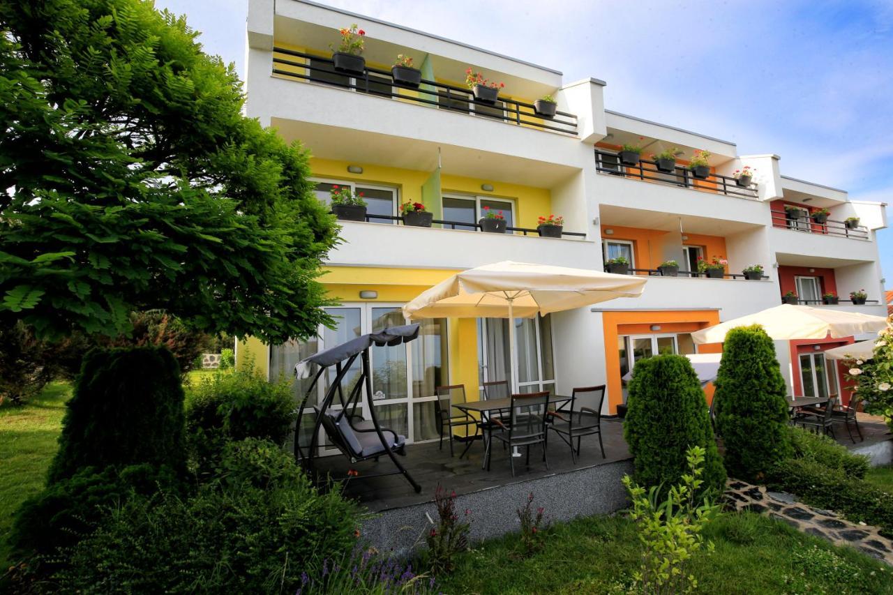 Stayinn Rainbow Houses Beachfront By Asteri Hotels Pantai Sunny Bagian luar foto