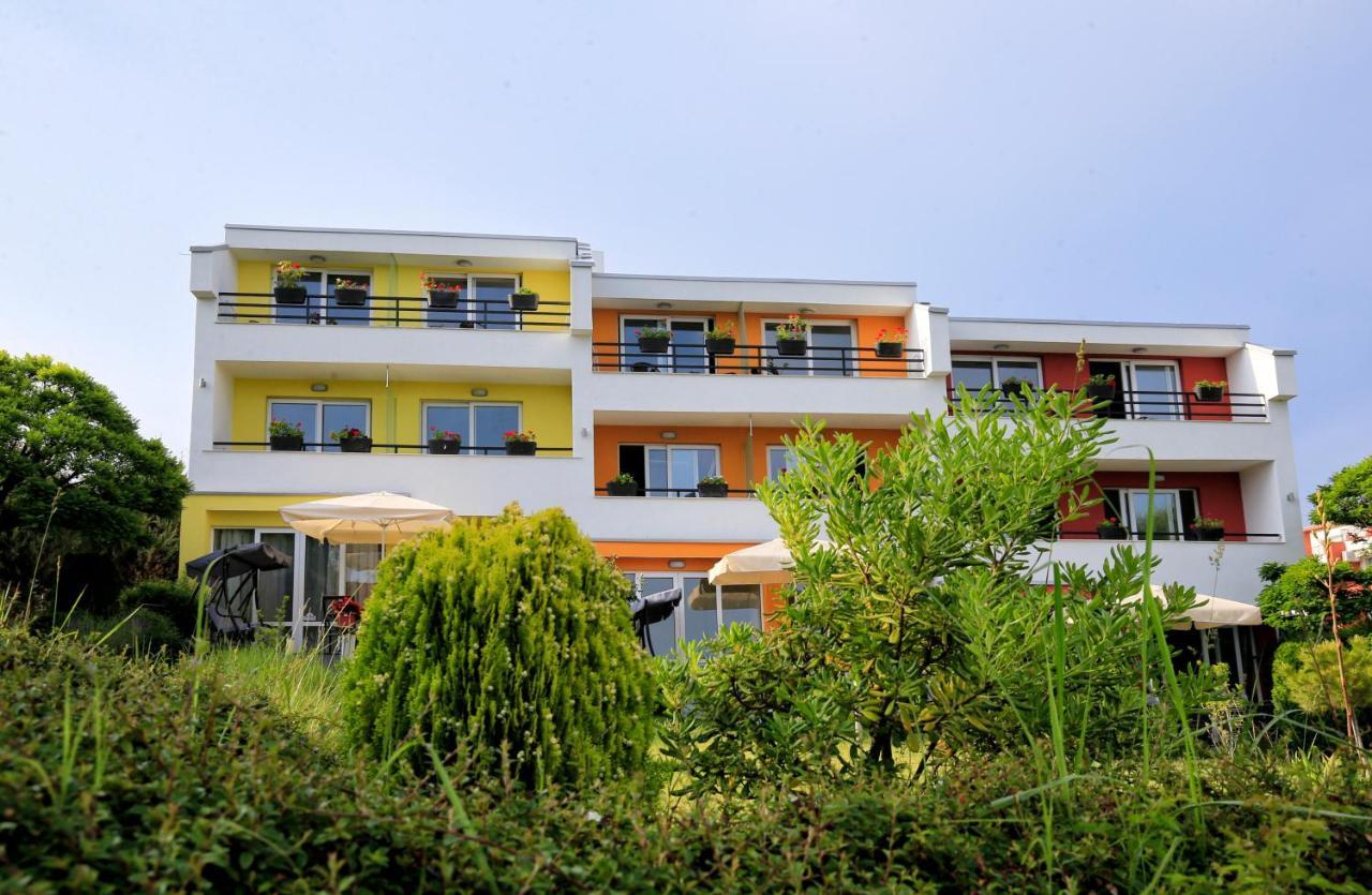 Stayinn Rainbow Houses Beachfront By Asteri Hotels Pantai Sunny Bagian luar foto