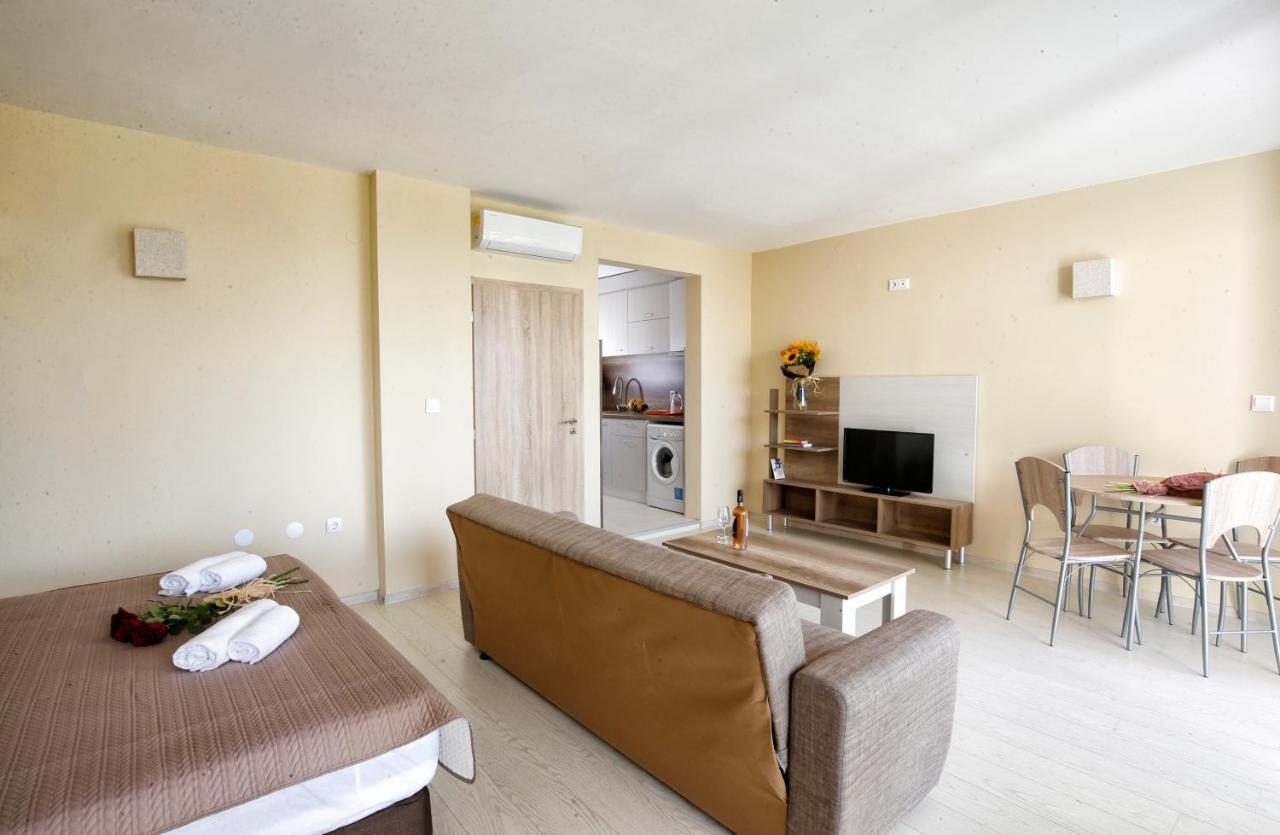 Stayinn Rainbow Houses Beachfront By Asteri Hotels Pantai Sunny Bagian luar foto