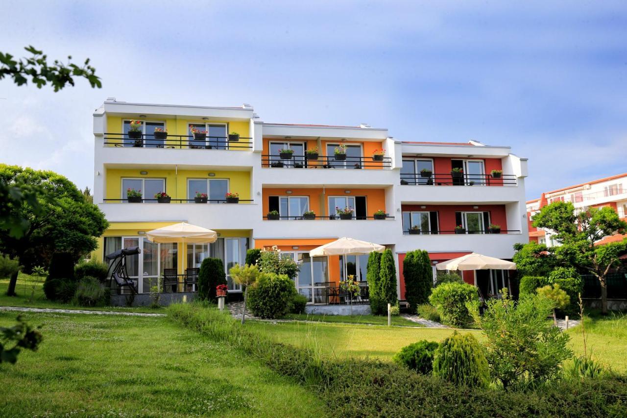 Stayinn Rainbow Houses Beachfront By Asteri Hotels Pantai Sunny Bagian luar foto