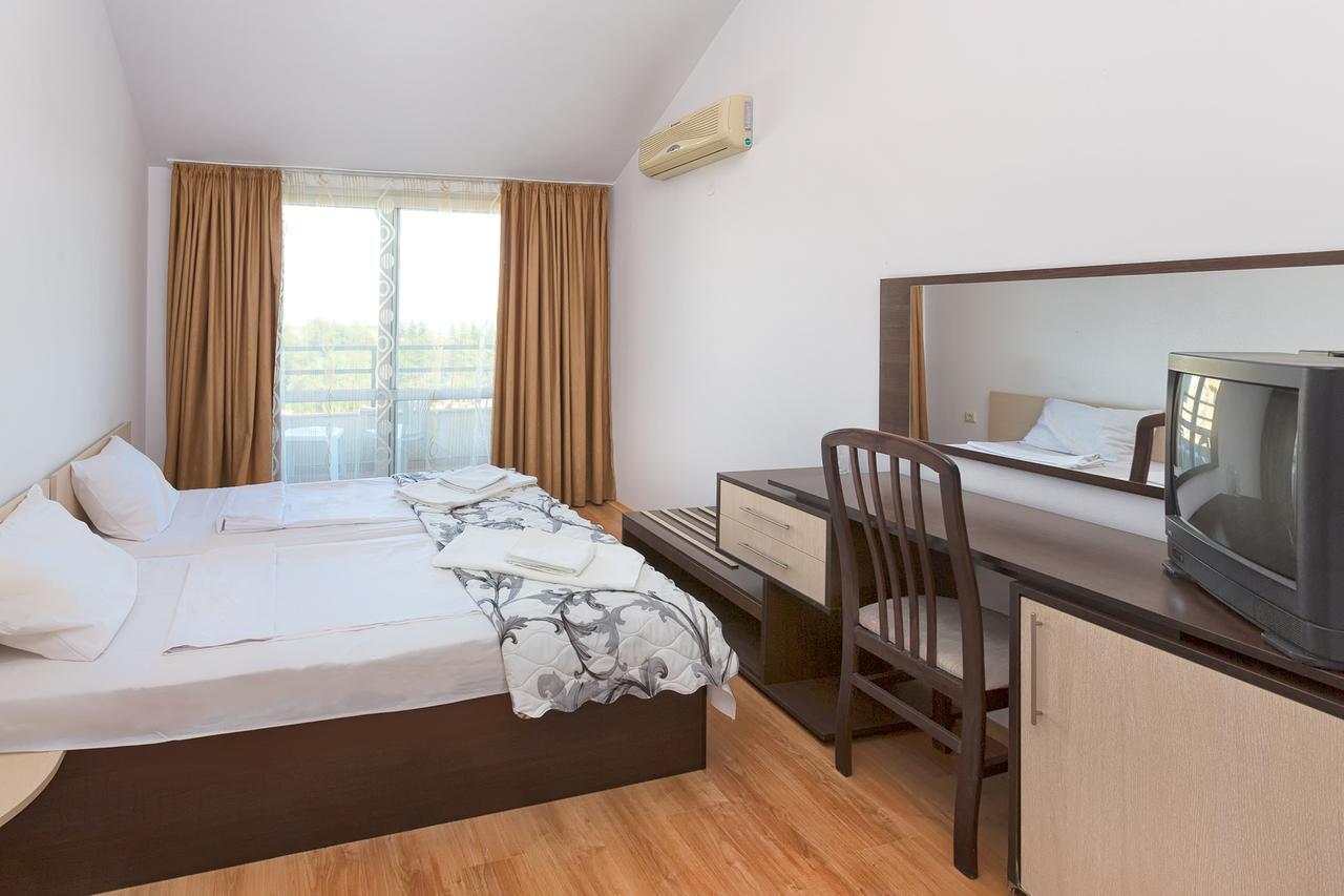 Stayinn Rainbow Houses Beachfront By Asteri Hotels Pantai Sunny Bagian luar foto