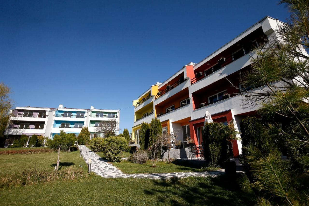 Stayinn Rainbow Houses Beachfront By Asteri Hotels Pantai Sunny Bagian luar foto