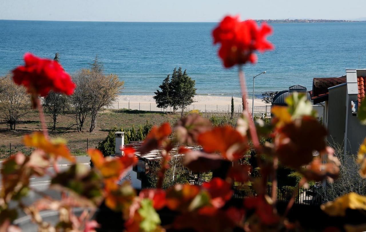 Stayinn Rainbow Houses Beachfront By Asteri Hotels Pantai Sunny Bagian luar foto